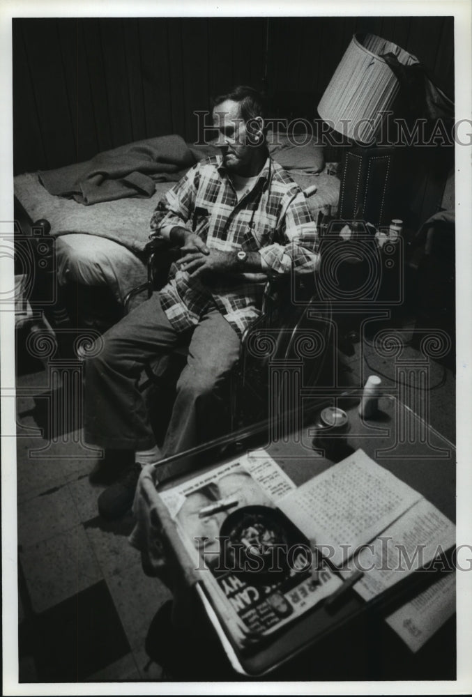 1982 Press Photo Mr. Elliott Before Leaving Boarding House, Tarrant, Alabama - Historic Images