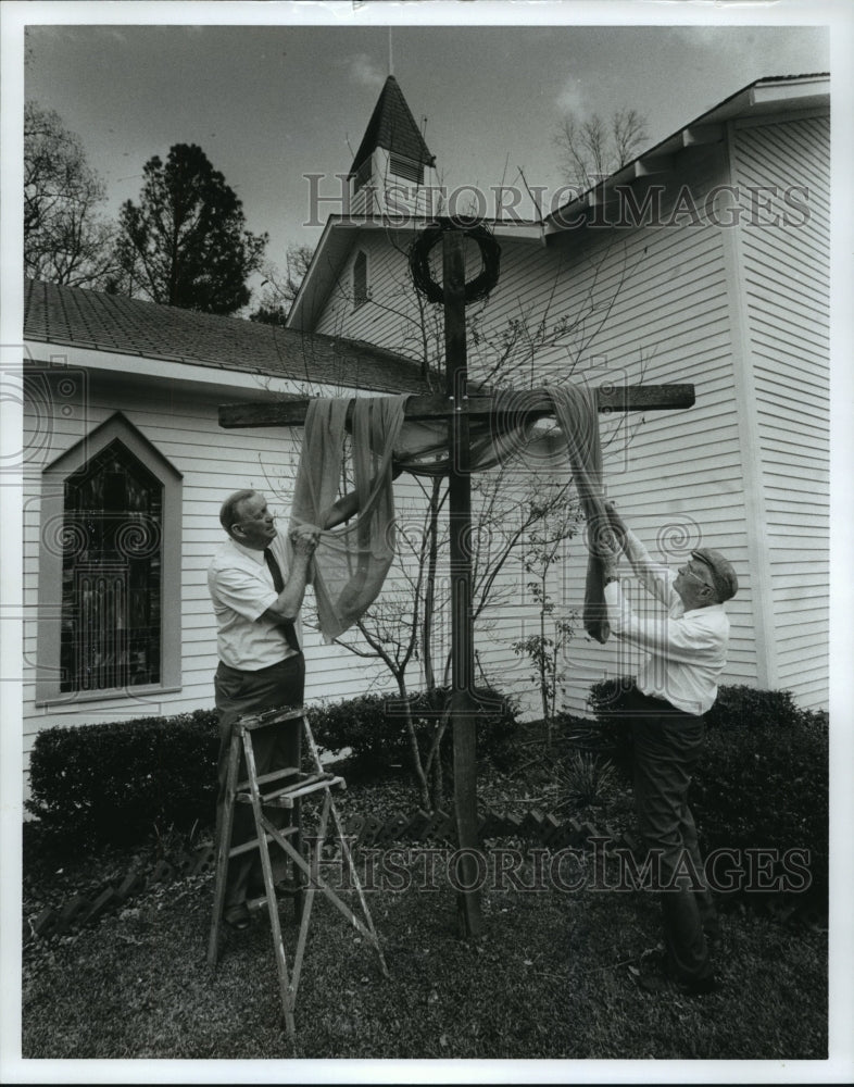 1992 Press Photo Draping cross at First Presbyterian Church, Trussville, Alabama - Historic Images