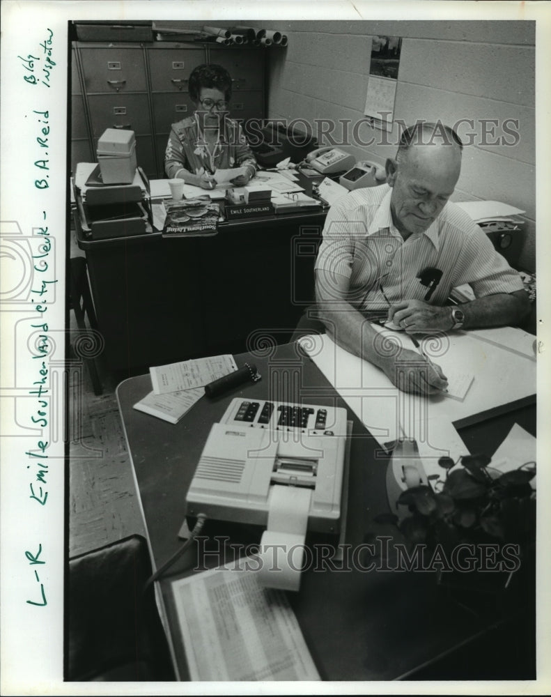 1980 Press Photo City Clerk, building inspector at work in City Hall, Trussville - Historic Images