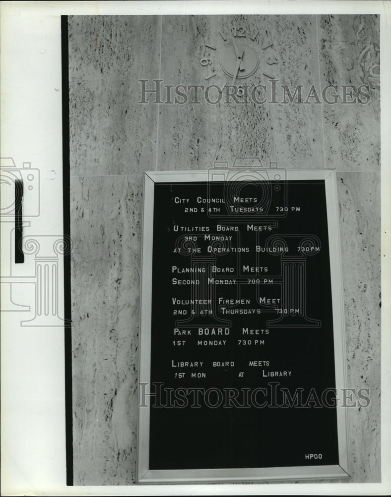 1980 Press Photo Meeting information board at City Hall, Trussville, Alabama - Historic Images