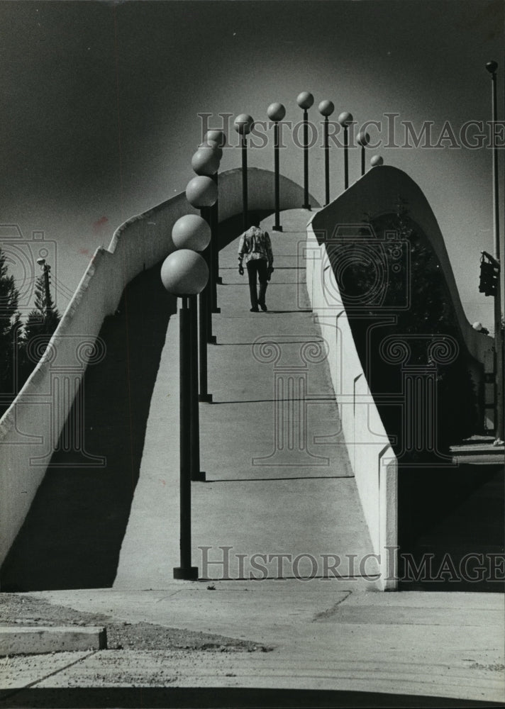 1979 Press Photo Student walks on overpass at University of Alabama-Birmingham - Historic Images