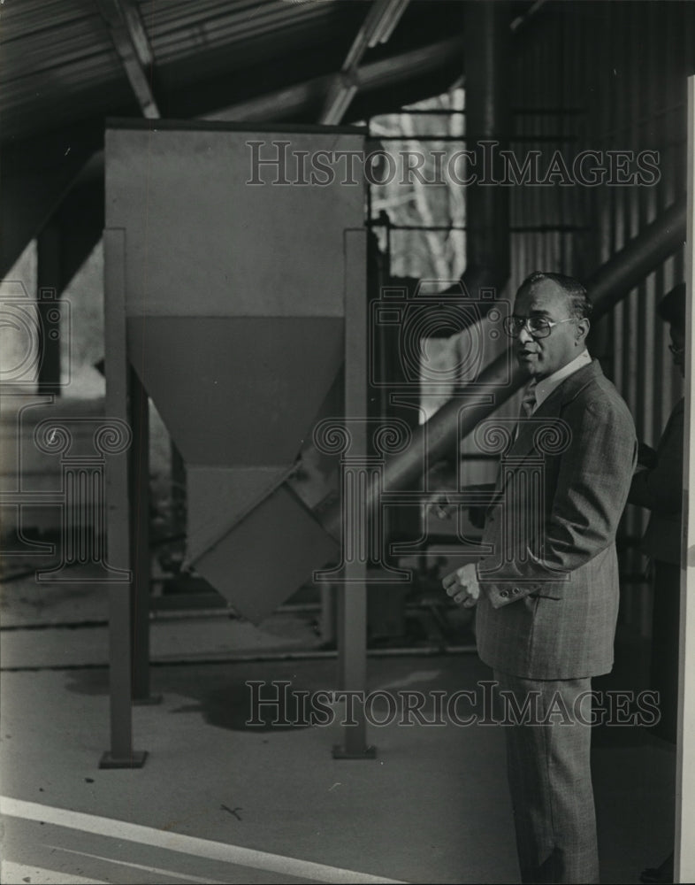 1983 Press Photo Professor Biswas next to a still device in Tuskegee, Alabama - Historic Images