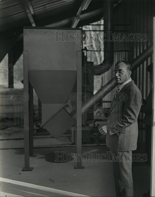 1983 Press Photo Professor Biswas next to a still device in Tuskegee, Alabama - Historic Images