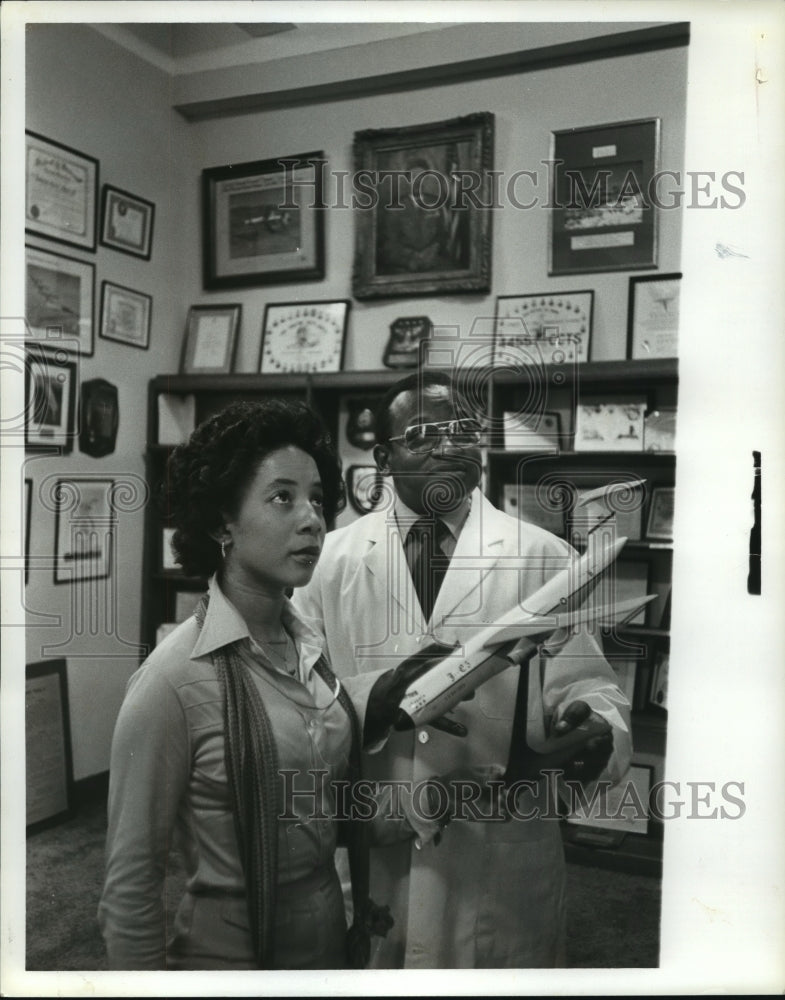 1979 Press Photo Man holds a rocket ship with woman at Tuskegee Institute - Historic Images