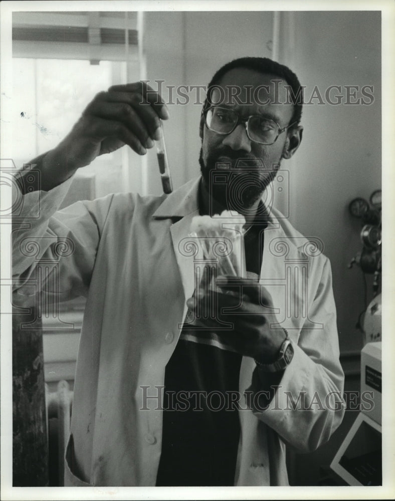 1980 Press Photo Dr. Walter Hill tests for nitrogen at Tuskegee Institute - Historic Images