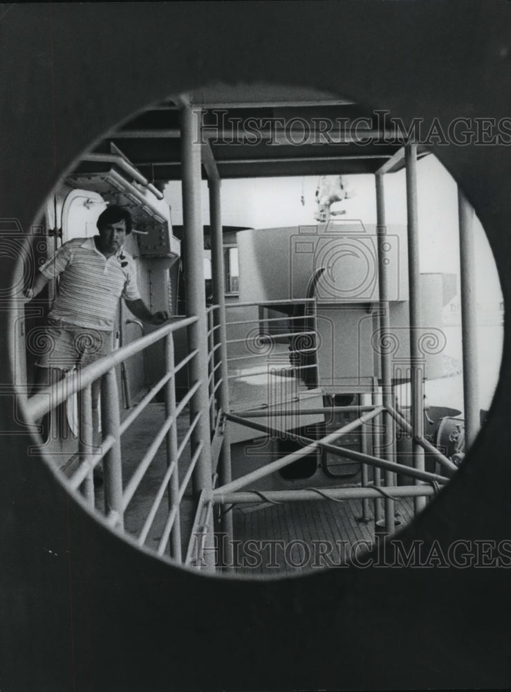 1978 Press Photo View through porthole of man on U. S. Navy battleship, Alabama - Historic Images