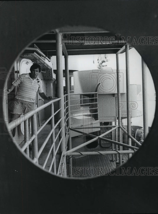 1978 Press Photo View through porthole of man on U. S. Navy battleship, Alabama - Historic Images