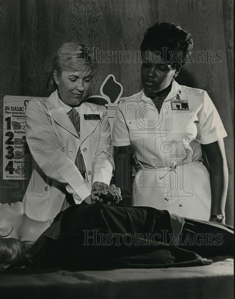 1983 Press Photo Registered Nurse, Pat Sawyer teaches Deborah Walker CPR - Historic Images