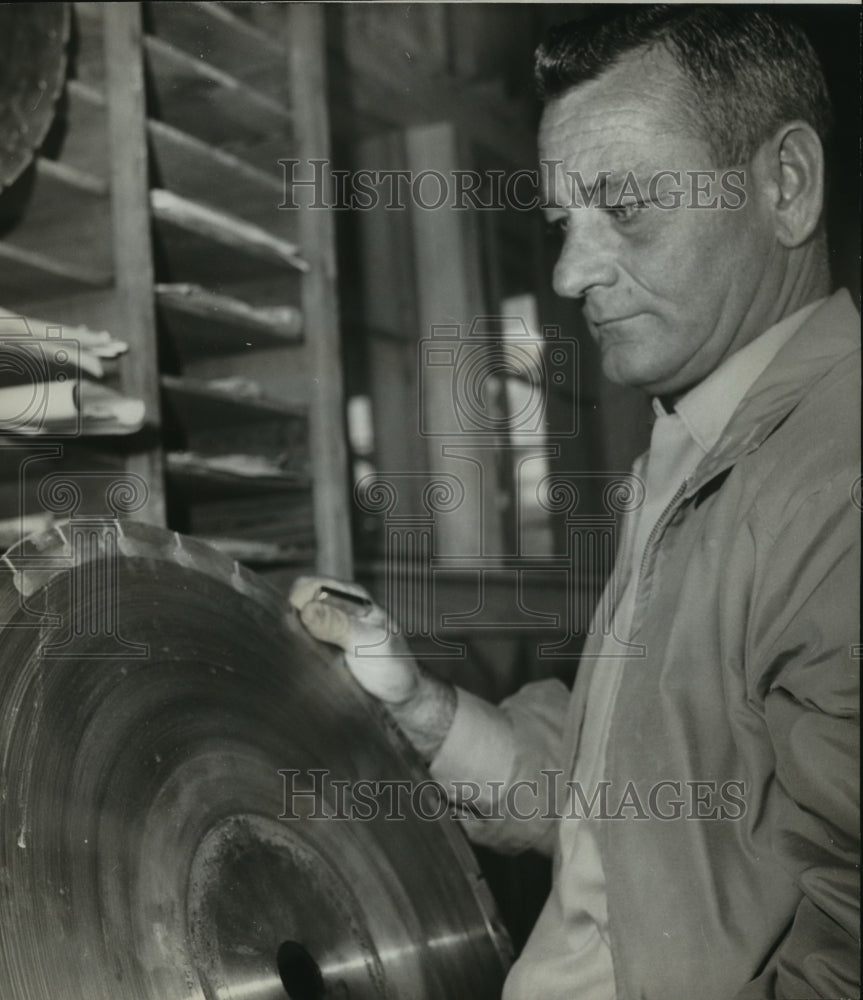 1984 Press Photo Inspector examines blades at Alabama Marble Division - Historic Images