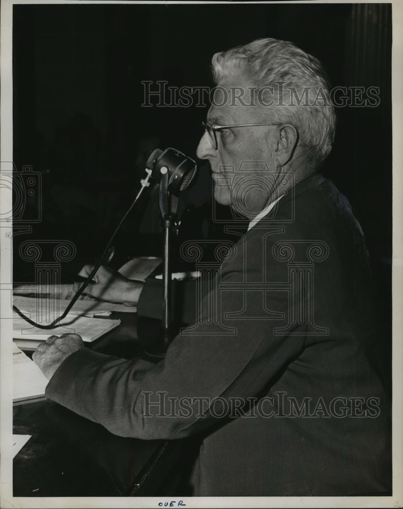 1949 Press Photo Politician Robin Swift at press conference - abna13137 - Historic Images