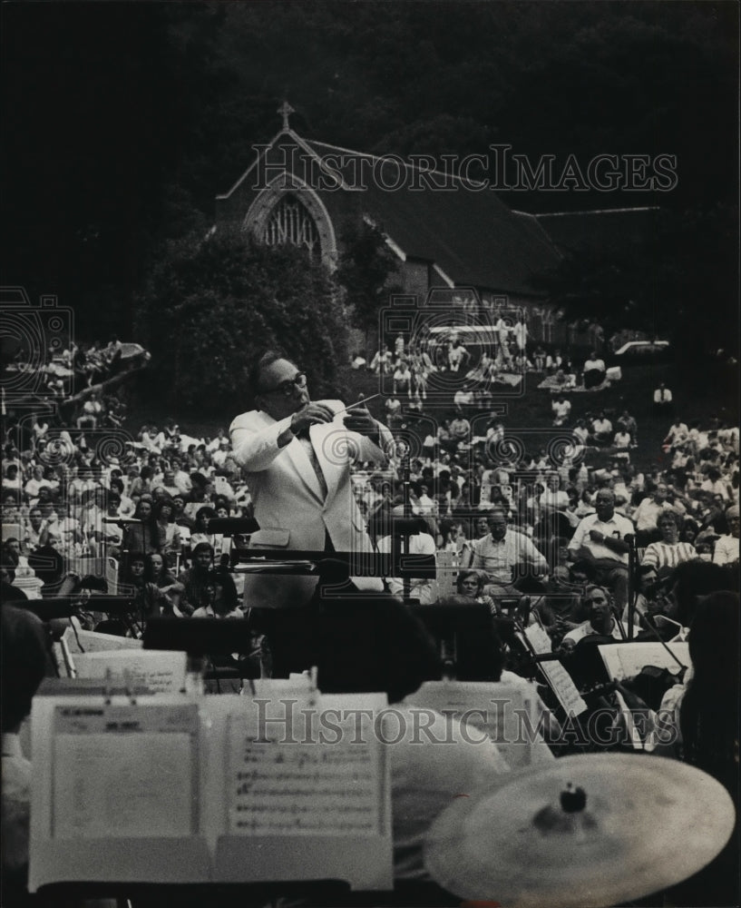 1983, Amerigo Marino conducts Alabama Symphony for audience - Historic Images