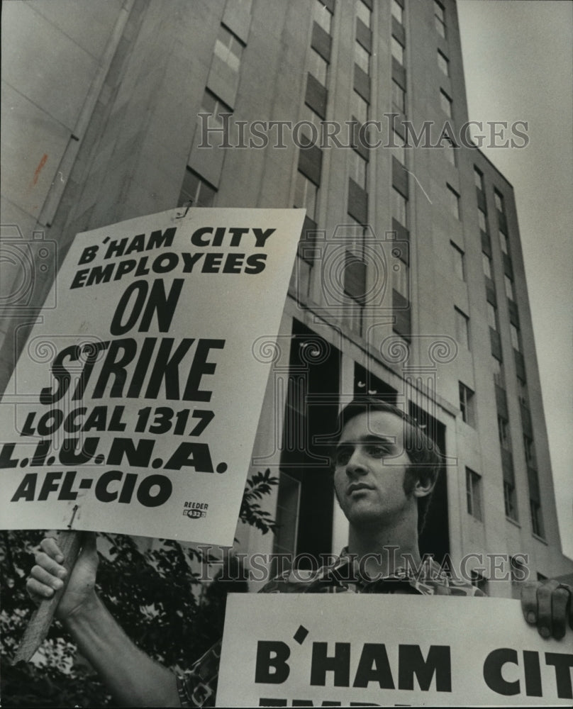 1975 Press Photo Pickets in front of City Hall, Birmingham, Alabama - abna13146 - Historic Images