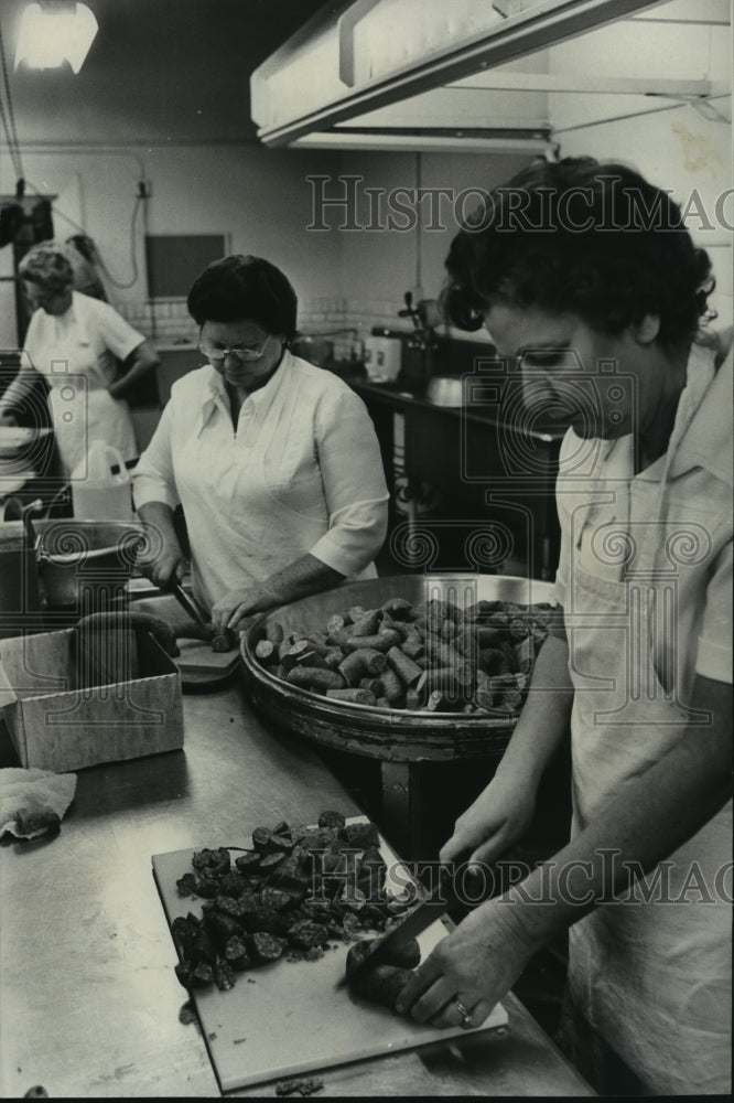 1979 Press Photo Non-striking employees prepare meals for students, Birmingham - Historic Images