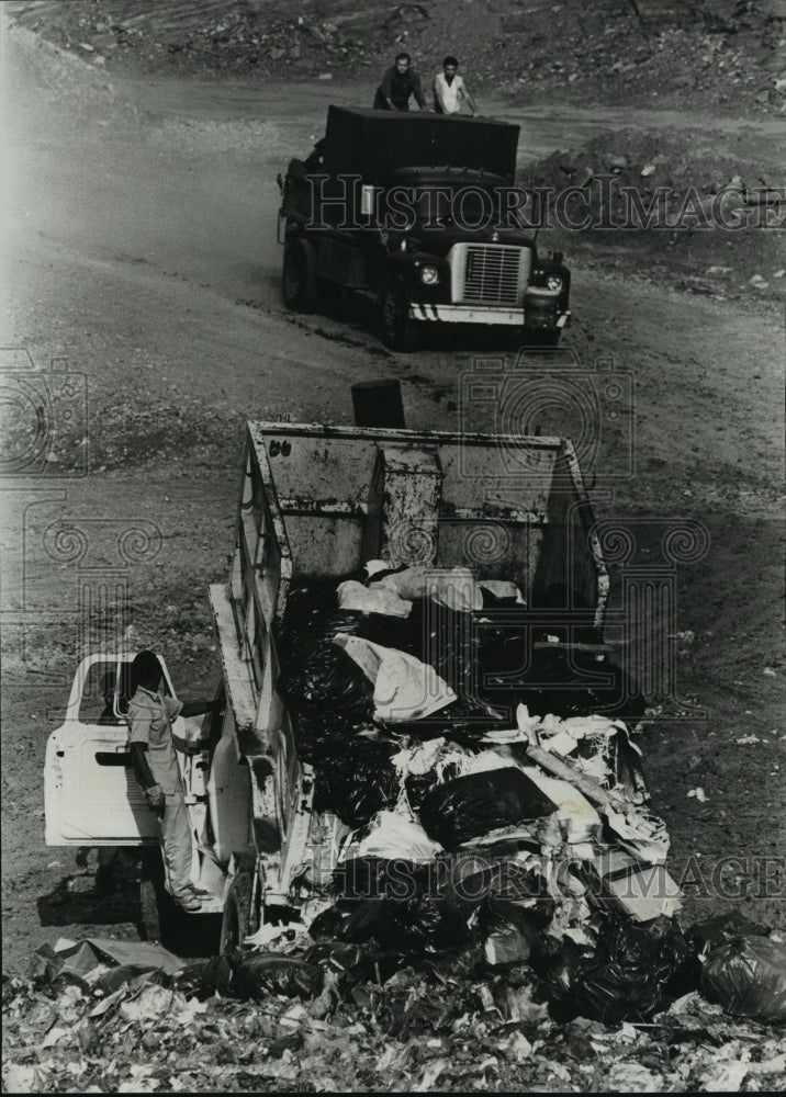 1975 Press Photo Garbage dumped at landfill, Birmingham, Alabama - abna13150 - Historic Images