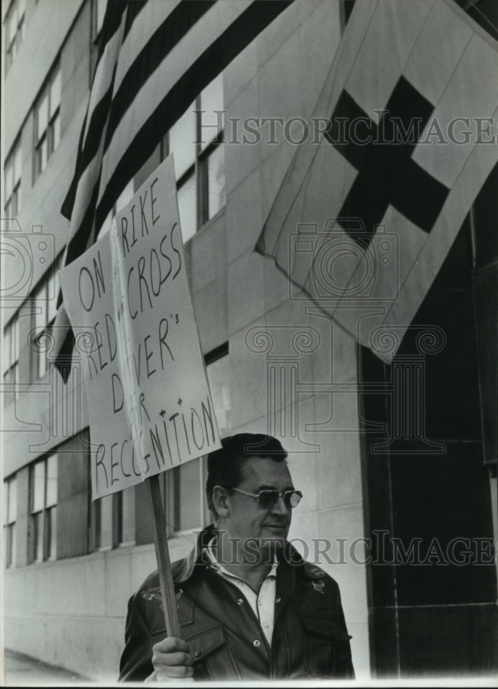 1980 Press Photo Birmingham Red Cross driver on strike, carries picket, Alabama - Historic Images