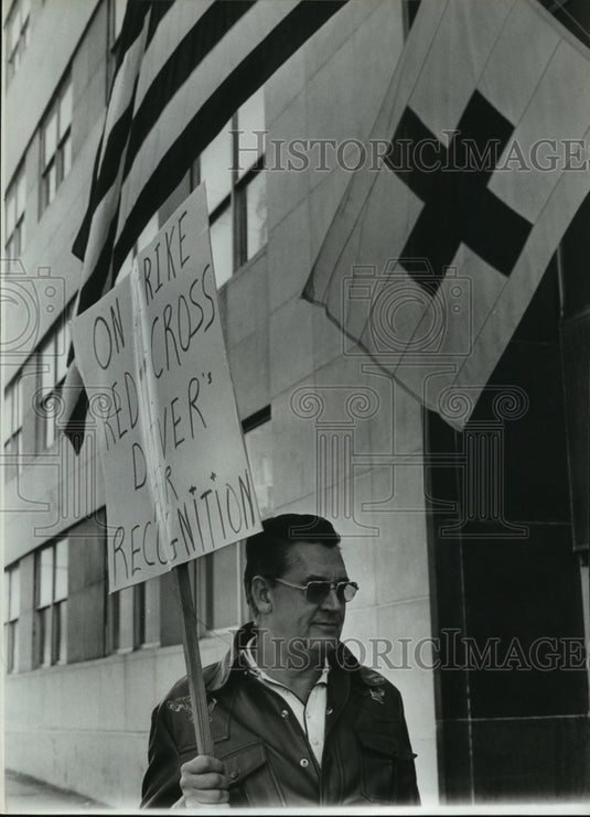 1980 Press Photo Birmingham Red Cross driver on strike, carries picket, Alabama - Historic Images