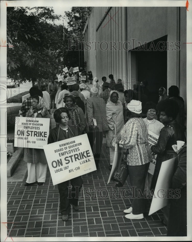 1976 Press Photo Non-teaching workers picket for Board of Education, Birmingham - Historic Images