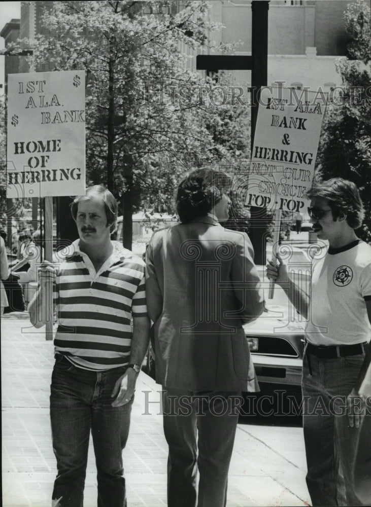1979 Press Photo Protestors picket outside First Alabama Bank - abna13162 - Historic Images