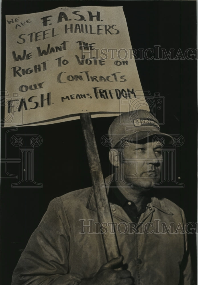 1978 Steel hauler E. C. Comer hold picket sign - Historic Images