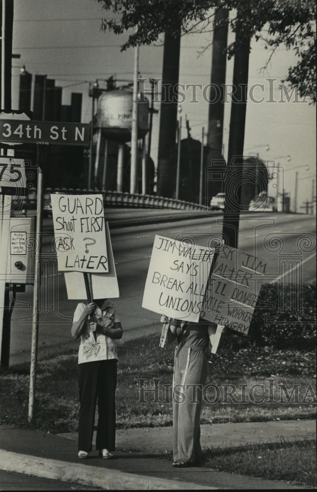 1977 Wives of striking steelworkers picket Jim Walter Resources - Historic Images