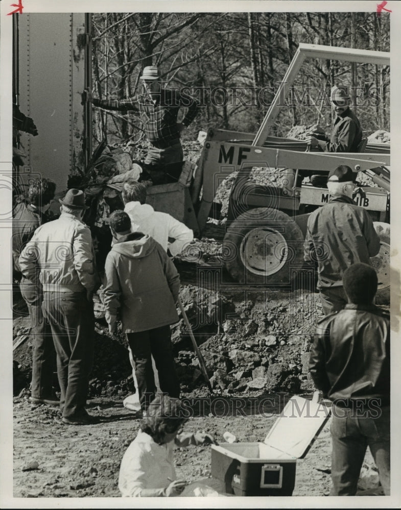 1988, Men working at St. Clair County landfill, Alabama - abna13201 - Historic Images