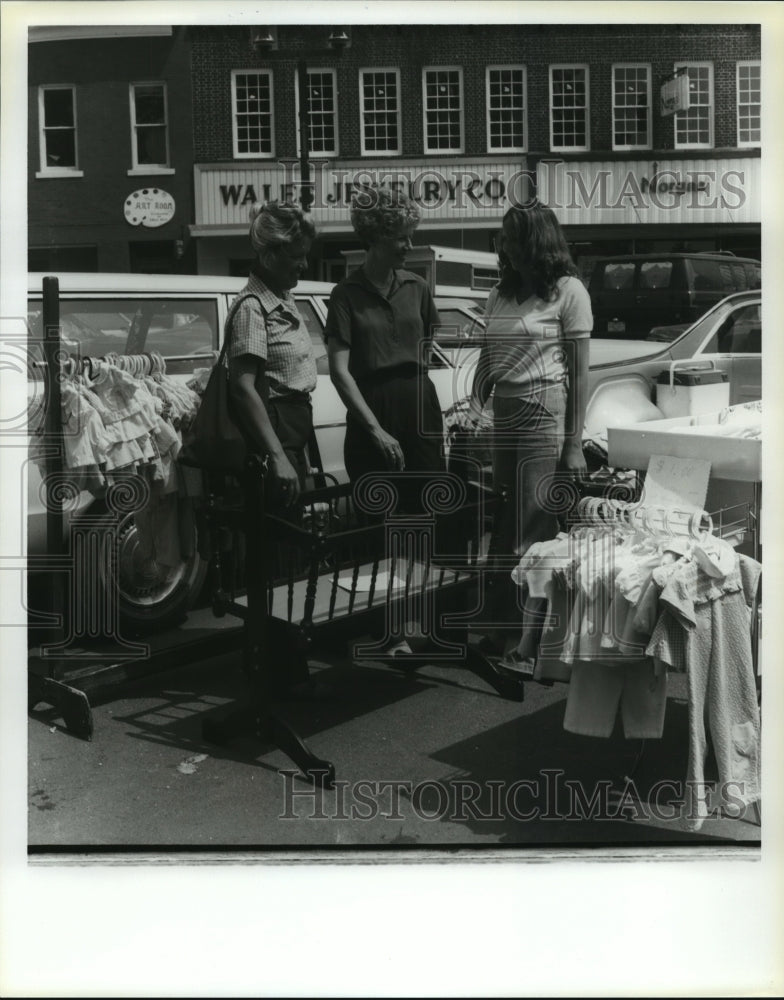 Press Photo Trade Day shoppers in Scottsboro, Alabama - abna13211 - Historic Images