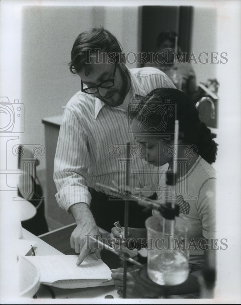 1985, Instructor helps student at University of Alabama in Huntsville - Historic Images