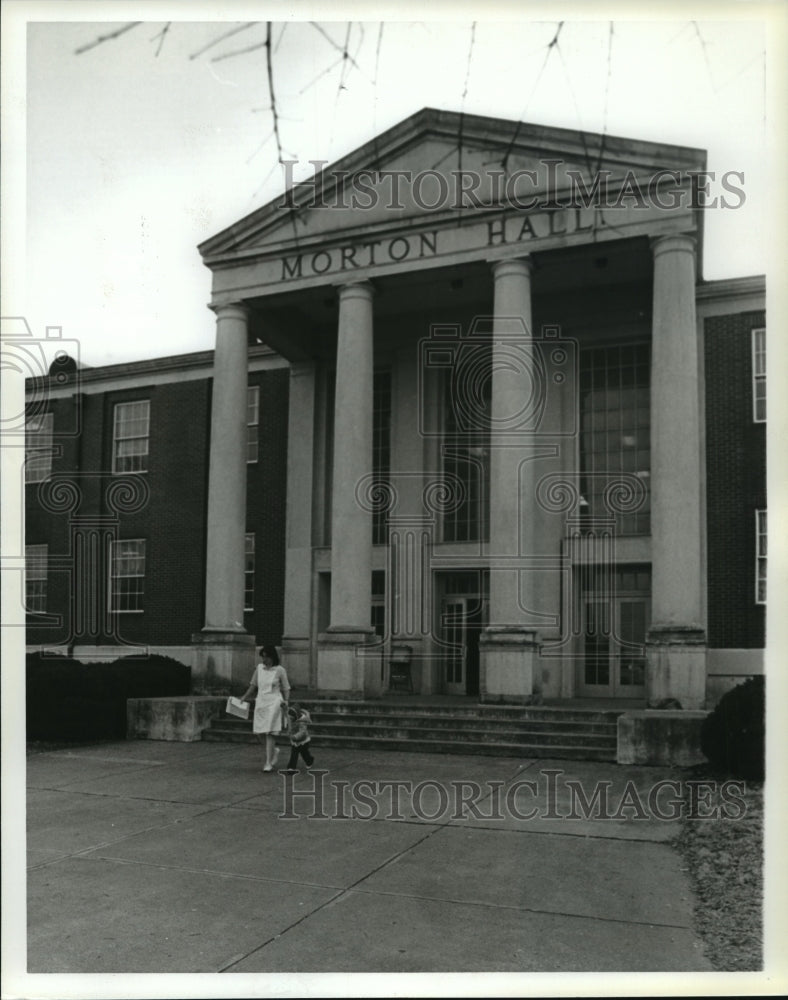 1982, Lee Ann & Elizabeth Maldonado at University of Alabama - Historic Images