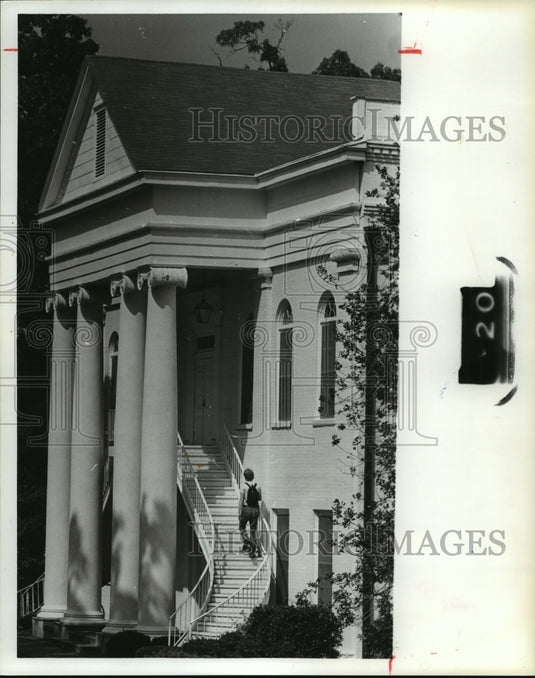 1980, Student walks into University of Montevallo's Reynolds Hall - Historic Images