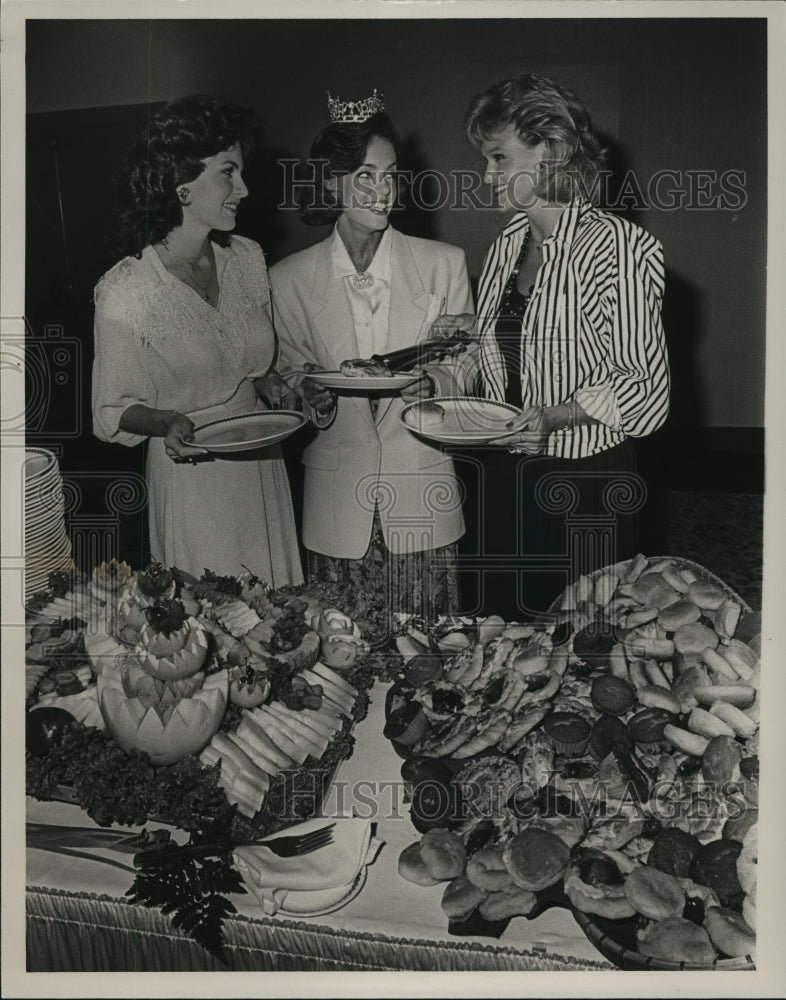 1985 Press Photo Angela Tower with former Miss Alabamans at breakfast, Alabama - Historic Images