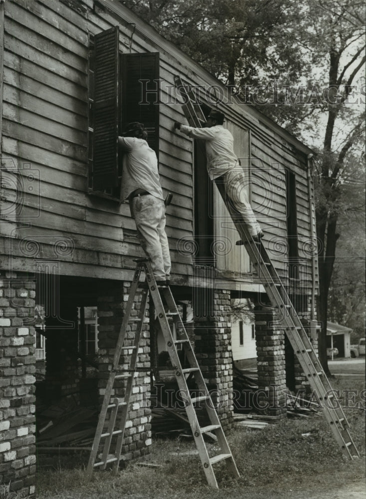 1973 Press Photo Workmen repairing Strickland home in Tuscaloosa, Alabama - Historic Images