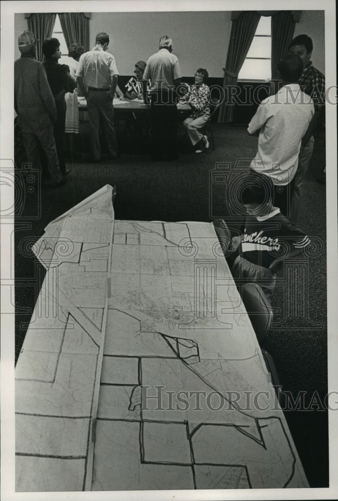 1985 MIchael White with Grantswood annexation map at polling place - Historic Images