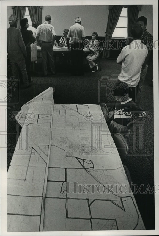 1985 MIchael White with Grantswood annexation map at polling place - Historic Images
