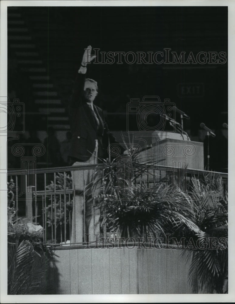 1972 Billy Graham preaches at Birmingham crusade - Historic Images