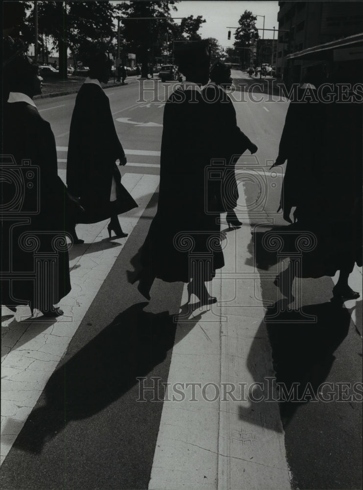 1981 Press Photo Graduates walk at Miles - abna13334 - Historic Images