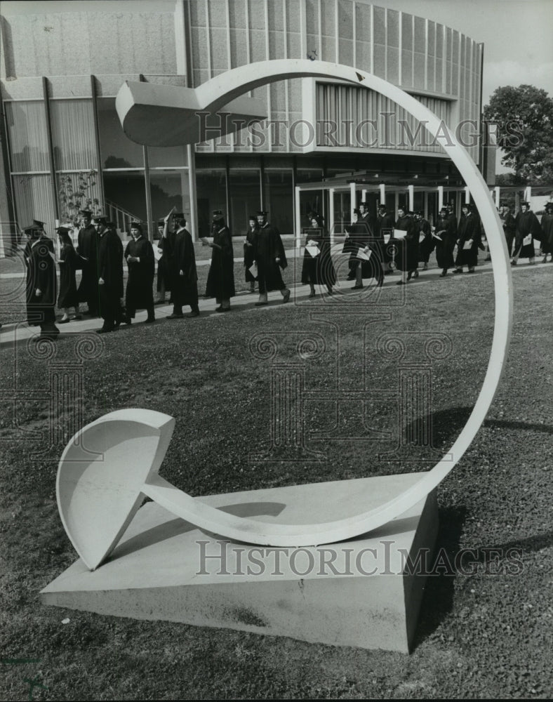 1982 Graduates in line at BSC, Birmingham - Historic Images