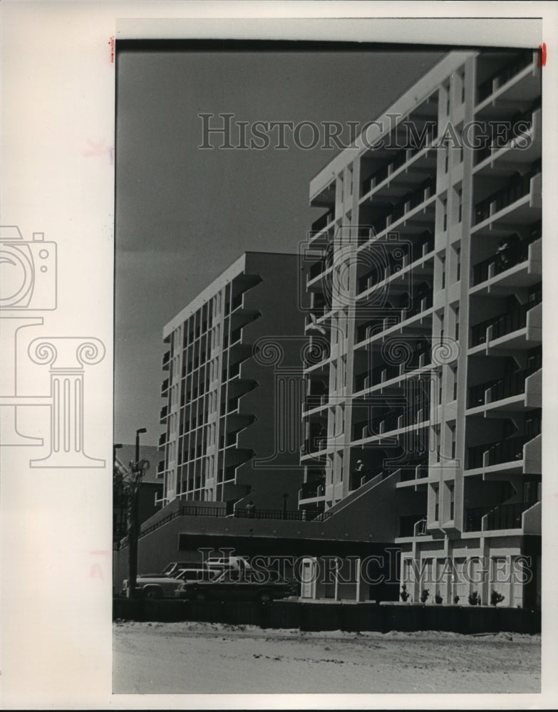 1985 Press Photo Buildings along the beach at Gulf Shores, Alabama - abna13372 - Historic Images