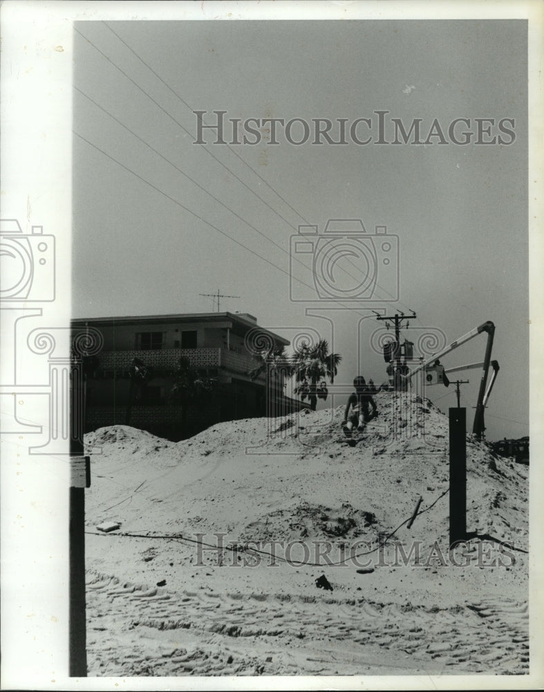 1980 Press Photo Young child playing on pile of sand at Gulf Shores, Alabama - Historic Images