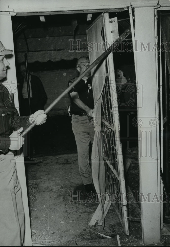 1963 Press Photo State Troopers smash steel doors at Gambling Resort Kid McCoy-Historic Images