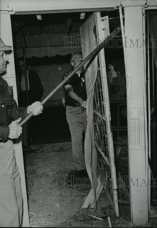 1963 Press Photo State Troopers smash steel doors at Gambling Resort Kid McCoy-Historic Images