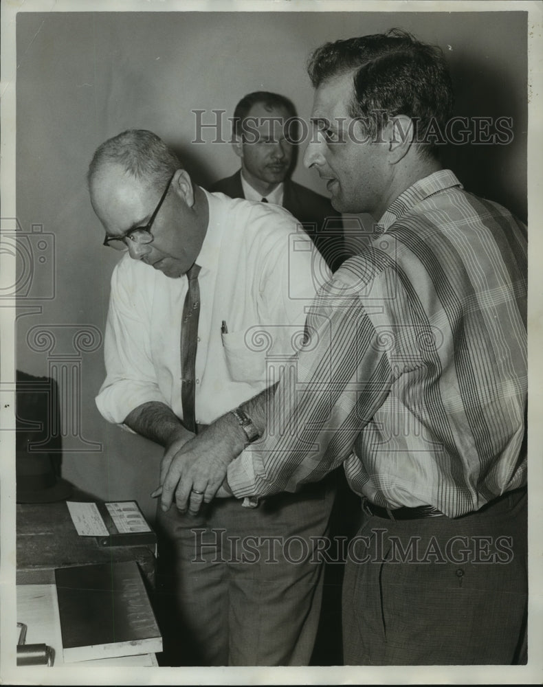 1961 Press Photo Lt. Holmes fingerprinting Wehby in Alabama Gambling Raids-Historic Images