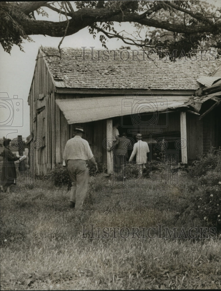 1959 Press Photo Raiding party finds machines in rural hiding place - abna13397 - Historic Images