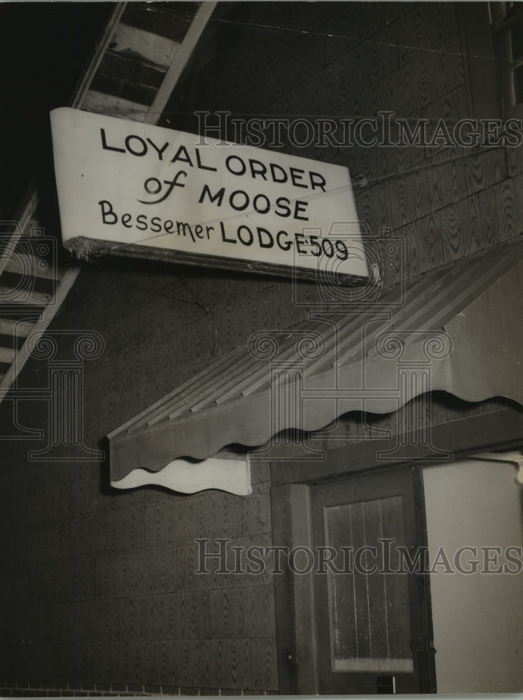 1964 Press Photo Lawmen break up gambling inside Bessemer Moose Lodge 509 - Historic Images