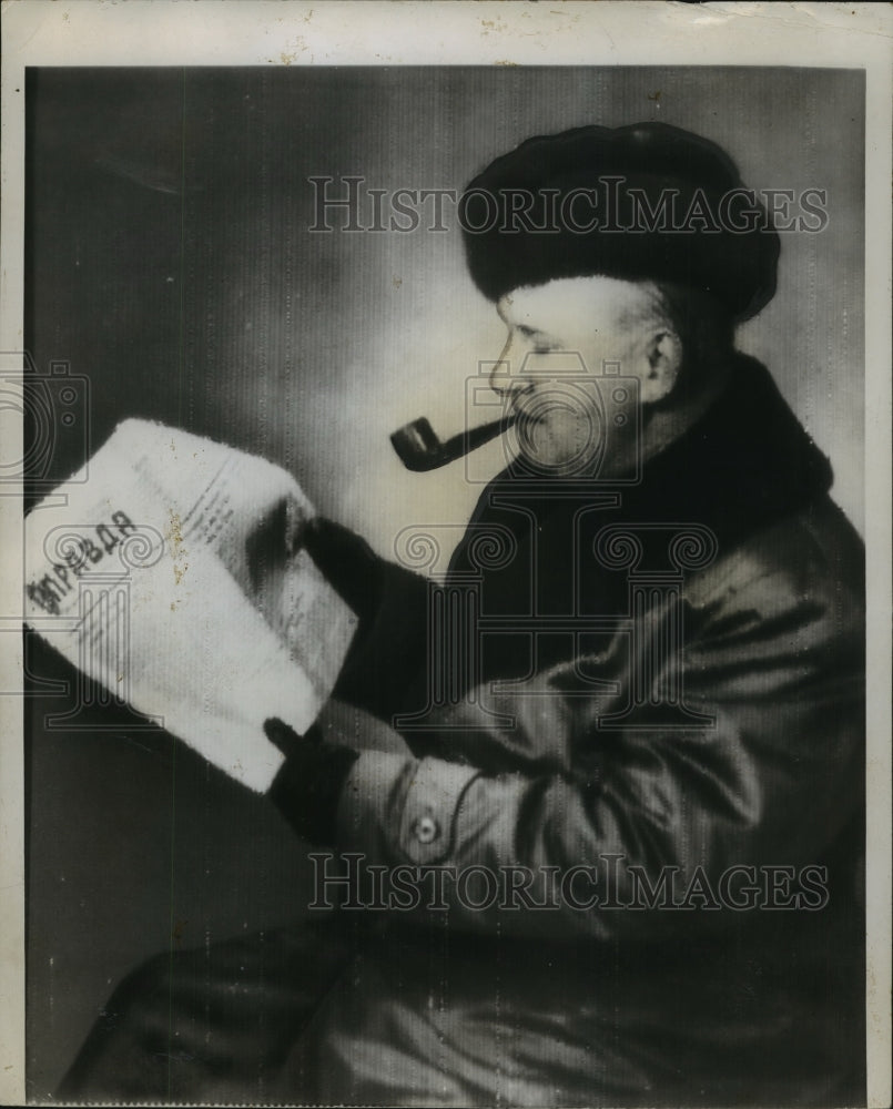 1946, AP Correspondent Eddy Gilmore Reads About Stalin in &quot;Pravda&quot; - Historic Images