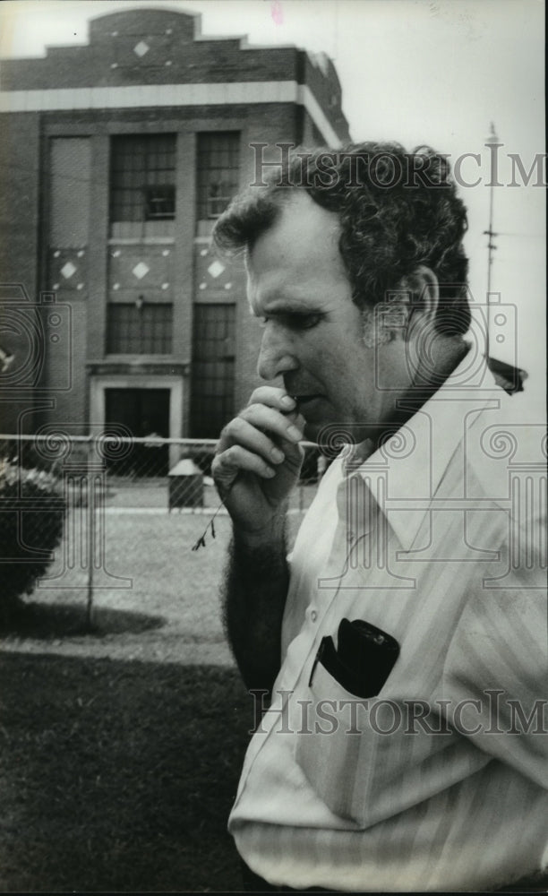 1979 Press Photo Bemis Plant Manager Murry Williamson Ponders Closing, Alabama - Historic Images