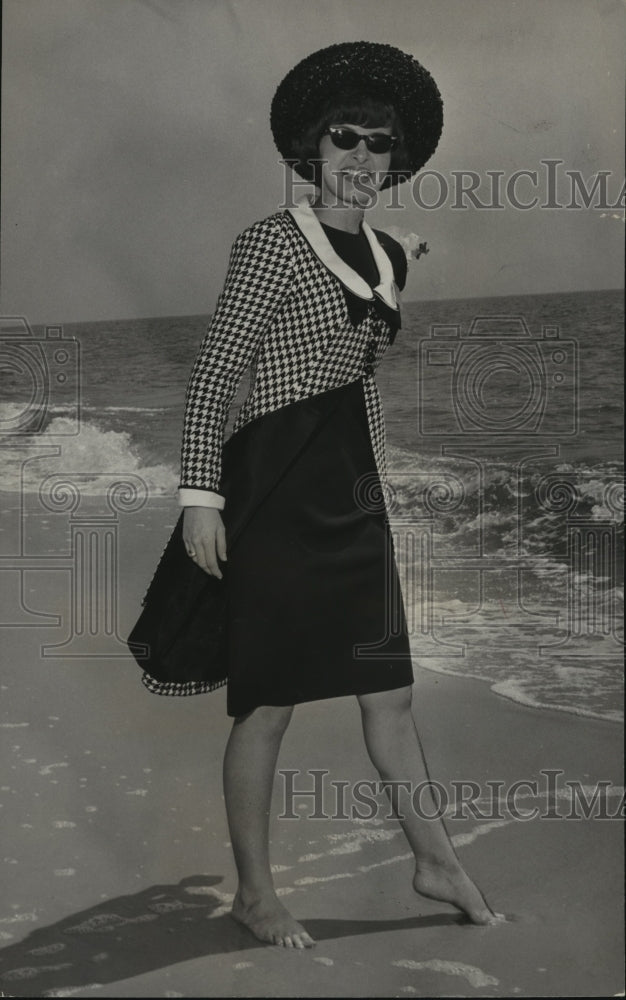 1966 Press Photo Alabama's Junior Miss, Ann Fowler Sinks Her Feet Into the Sand - Historic Images