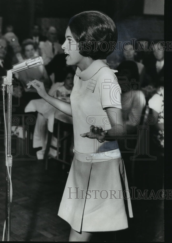 1969 Press Photo Miss Alabama, Ann Fowler, at First Public Performance - Historic Images