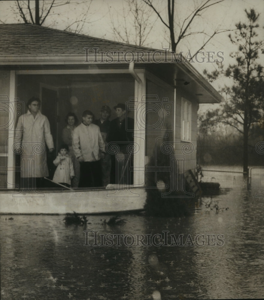1961 Press Photo Family Stranded by Flood Wait for Rescue, Birmingham, Alabama - Historic Images
