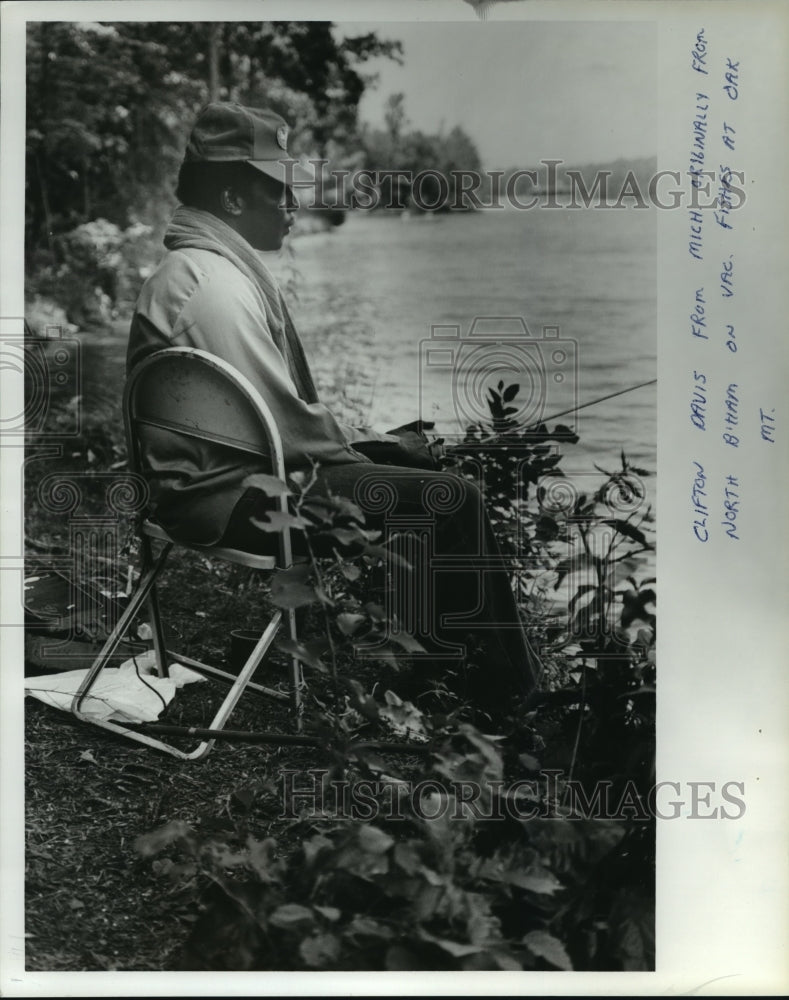 1980 Press Photo Clifton Davis fishing at Oak Mountain, Alabama - abna13572 - Historic Images