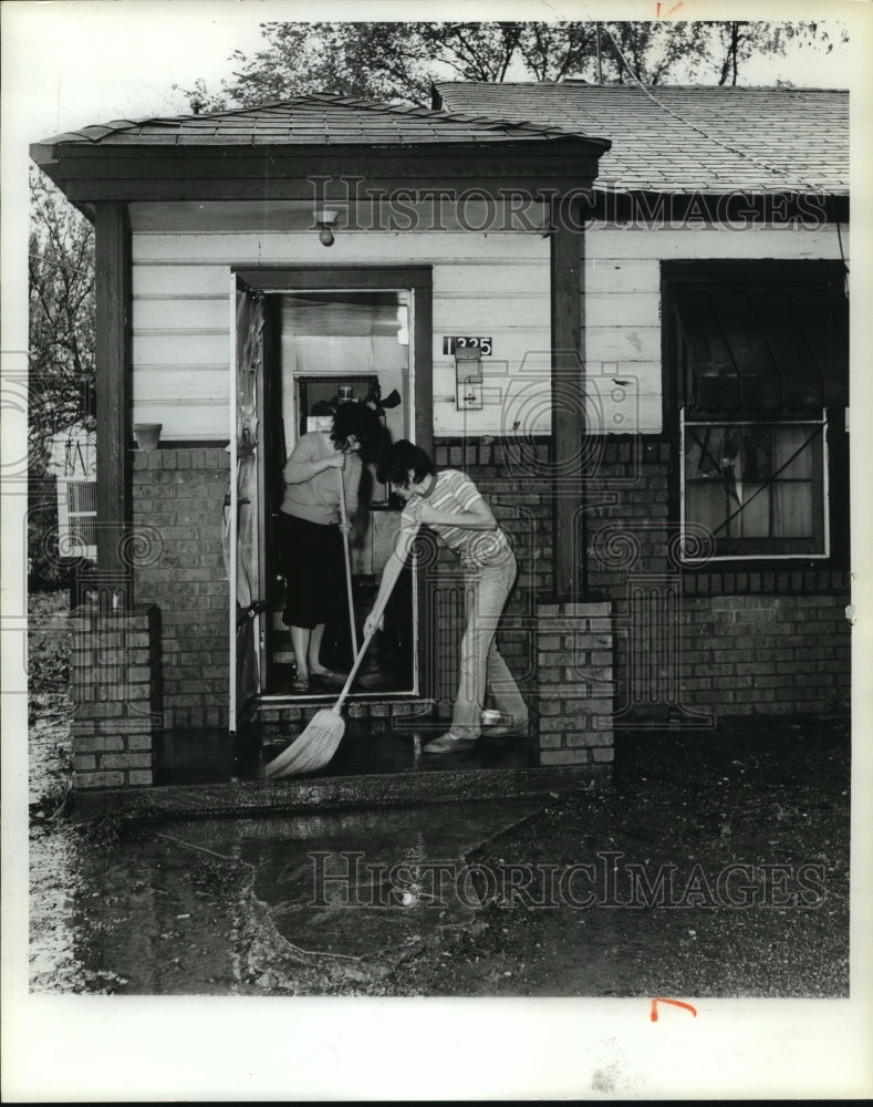 1979 Residents Clean Up After Flood in Alabama - Historic Images